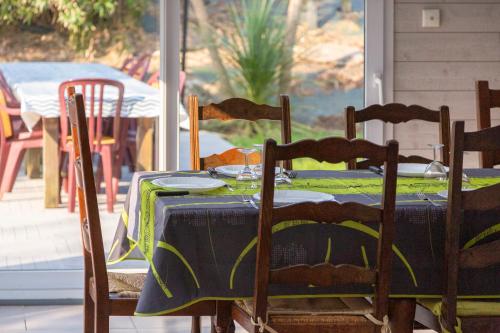 une table avec un chiffon de table bleu et vert dans l'établissement Grande maison à 5min des plages, à Pouldreuzic