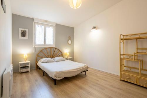 Ένα ή περισσότερα κρεβάτια σε δωμάτιο στο Grande maison à 5min des plages
