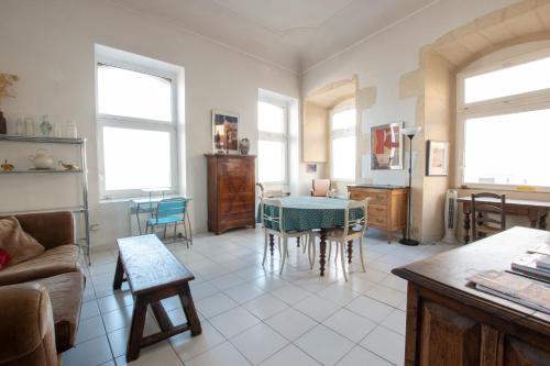 un grand salon avec une table et des chaises dans l'établissement Renne - Vue imprenable sur le Rhône, à Arles