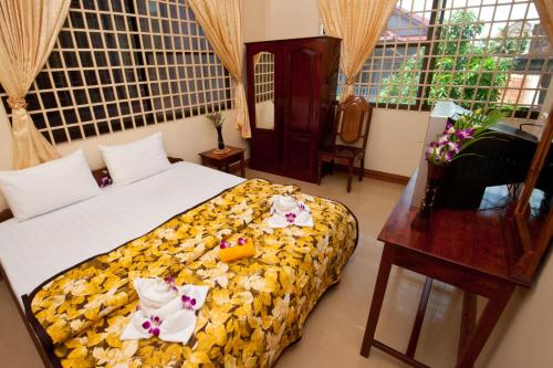 Łóżko lub łóżka w pokoju w obiekcie Okay Guesthouse Siem Reap