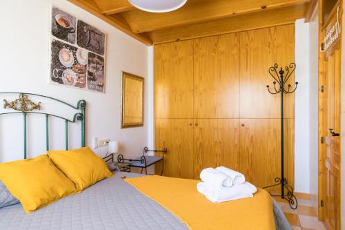 Postel nebo postele na pokoji v ubytování Casa Mistral - Complejo Rural Los Cuatro Vientos