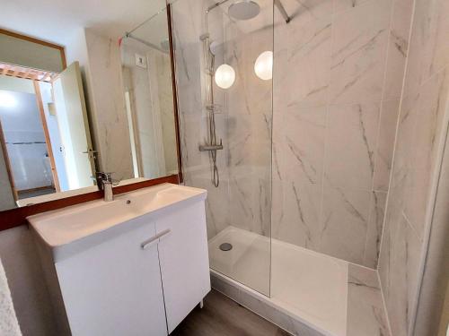 une salle de bain avec une douche, un lavabo et un miroir dans l'établissement Résidence Les Pentes - PENTES 18 MAE-0901, à La Plagne Tarentaise