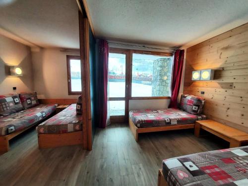 une chambre avec deux lits et une fenêtre dans l'établissement Résidence Les Pentes - PENTES 18 MAE-0901, à La Plagne Tarentaise