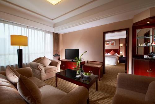Sala de estar con 2 sofás y TV en Crowne Plaza City Center Ningbo, an IHG Hotel - Near Ningbo Railway Station, en Ningbo