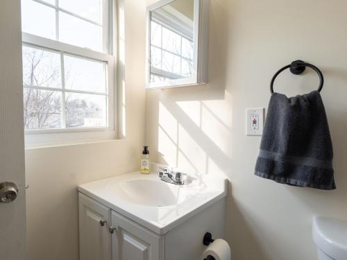 Ένα μπάνιο στο New 4 Apts-198-3 Bed Apt 1st Floor & 3 Bed Apt 2nd Floor - 1 Bed Studio Apt Ground Floor & 1 Bed Studio Apt Ground Floor near Penn Station EWR Airport Hospital NYC