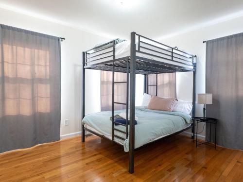 Ένα ή περισσότερα κρεβάτια σε δωμάτιο στο New 4 Apts-198-3 Bed Apt 1st Floor & 3 Bed Apt 2nd Floor - 1 Bed Studio Apt Ground Floor & 1 Bed Studio Apt Ground Floor near Penn Station EWR Airport Hospital NYC