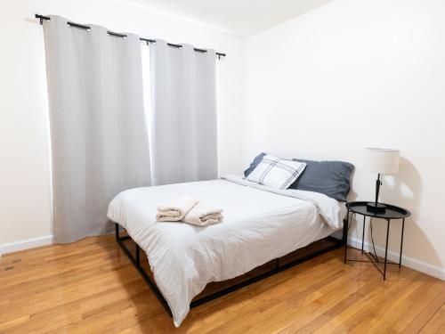 Ένα ή περισσότερα κρεβάτια σε δωμάτιο στο New 4 Apts-198-3 Bed Apt 1st Floor & 3 Bed Apt 2nd Floor - 1 Bed Studio Apt Ground Floor & 1 Bed Studio Apt Ground Floor near Penn Station EWR Airport Hospital NYC