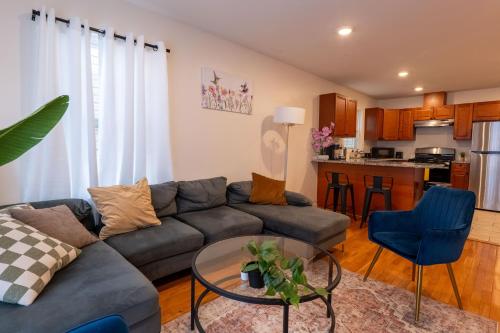 Η κουζίνα ή μικρή κουζίνα στο New 4 Apts-198-3 Bed Apt 1st Floor & 3 Bed Apt 2nd Floor - 1 Bed Studio Apt Ground Floor & 1 Bed Studio Apt Ground Floor near Penn Station EWR Airport Hospital NYC