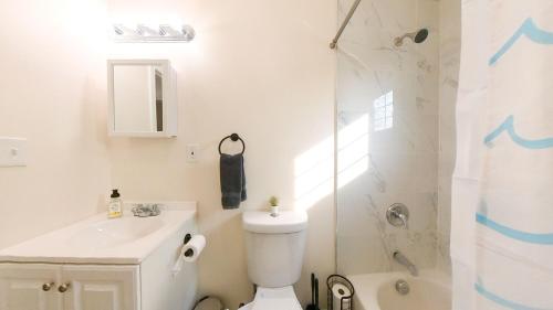Ένα μπάνιο στο New 4 Apts-198-3 Bed Apt 1st Floor & 3 Bed Apt 2nd Floor - 1 Bed Studio Apt Ground Floor & 1 Bed Studio Apt Ground Floor near Penn Station EWR Airport Hospital NYC