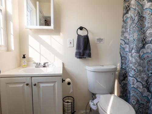 Ένα μπάνιο στο New 4 Apts-198-3 Bed Apt 1st Floor & 3 Bed Apt 2nd Floor - 1 Bed Studio Apt Ground Floor & 1 Bed Studio Apt Ground Floor near Penn Station EWR Airport Hospital NYC