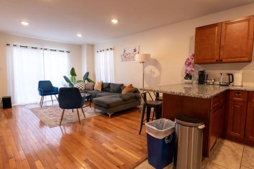 Η κουζίνα ή μικρή κουζίνα στο New 4 Apts-198-3 Bed Apt 1st Floor & 3 Bed Apt 2nd Floor - 1 Bed Studio Apt Ground Floor & 1 Bed Studio Apt Ground Floor near Penn Station EWR Airport Hospital NYC