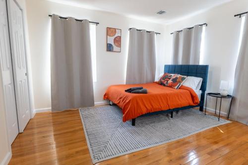 Ένα ή περισσότερα κρεβάτια σε δωμάτιο στο New 4 Apts-198-3 Bed Apt 1st Floor & 3 Bed Apt 2nd Floor - 1 Bed Studio Apt Ground Floor & 1 Bed Studio Apt Ground Floor near Penn Station EWR Airport Hospital NYC