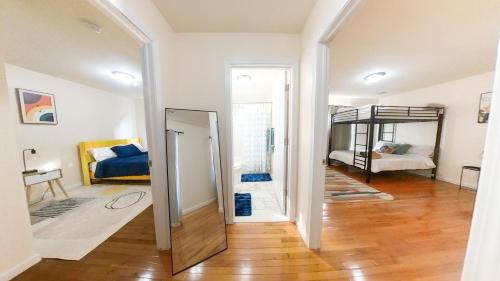 Ένα ή περισσότερα κρεβάτια σε δωμάτιο στο New 4 Apts-198-3 Bed Apt 1st Floor & 3 Bed Apt 2nd Floor - 1 Bed Studio Apt Ground Floor & 1 Bed Studio Apt Ground Floor near Penn Station EWR Airport Hospital NYC