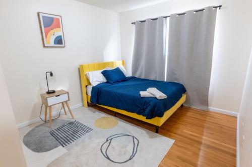 Ένα ή περισσότερα κρεβάτια σε δωμάτιο στο New 4 Apts-198-3 Bed Apt 1st Floor & 3 Bed Apt 2nd Floor - 1 Bed Studio Apt Ground Floor & 1 Bed Studio Apt Ground Floor near Penn Station EWR Airport Hospital NYC