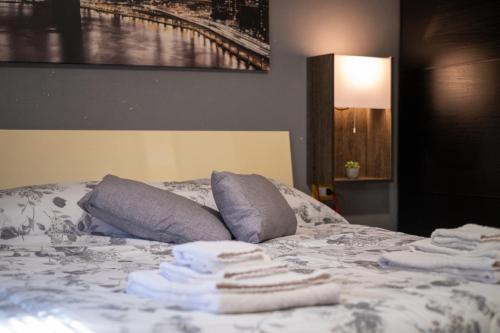 a bedroom with a bed with towels on it at Casa Linda Rozzano HUMANITAS FORUM ASSAGO M2 MILANO Centro IEO in Rozzano