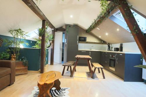 - une cuisine avec une table et deux tabourets dans une pièce dans l'établissement L'escale Tropicale, Centre ville, à Mulhouse