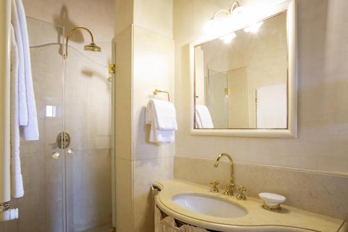 Un baño de Castello di Montemasso B&B