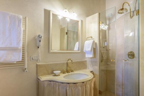 Un baño de Castello di Montemasso B&B