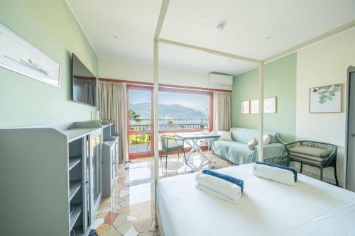 Il Nido Belmonte - Lakeview في Brezzo: غرفة بسرير وصالة