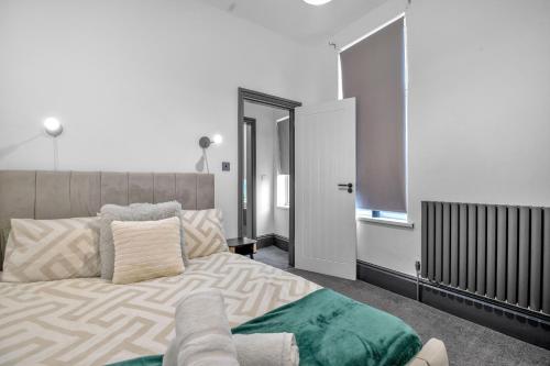 a bedroom with a large bed and a couch at Cozy 2BR Apartment - Free Parking - Equipped Kitchen in Birmingham