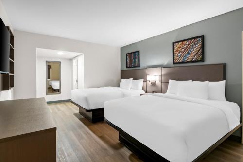 Postel nebo postele na pokoji v ubytování MainStay Suites Prince George - Fort Lee