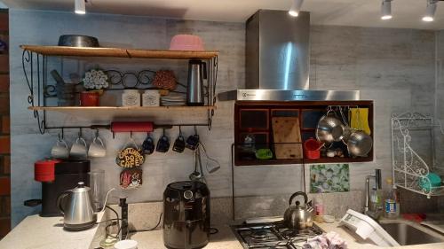Dapur atau dapur kecil di Chalé Como na Nossa Casa