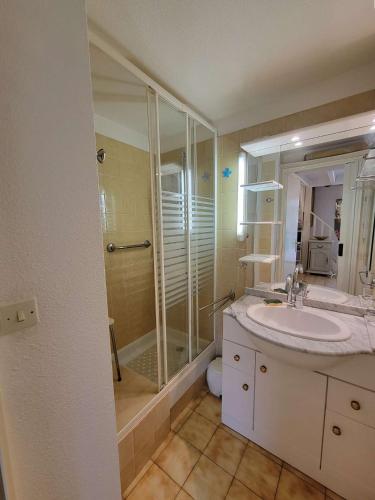 une salle de bain avec un lavabo et une douche dans l'établissement Maison de vacances 6 couchages, 2 chambres, mezzanine, wifi, 100m de la plage residence VILLAGE MER LRVM26, à Portiragnes