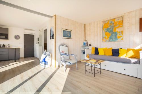 un salon avec un canapé et une table dans l'établissement La Cabane - 10 min du port, à Combrit