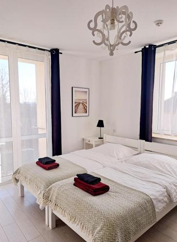 Ein Bett oder Betten in einem Zimmer der Unterkunft Oranger Apartament
