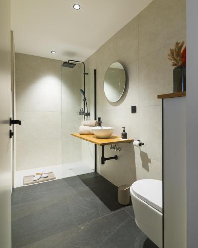 une salle de bain avec un lavabo et une douche dans l'établissement Ma maison, à Guémar