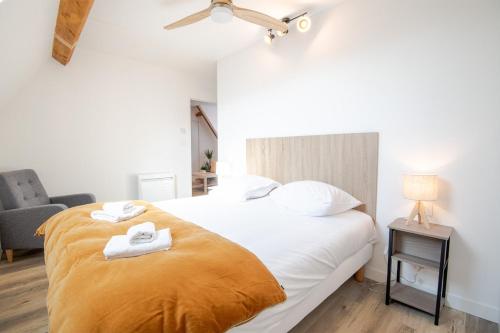 une chambre avec un lit avec des serviettes dessus dans l'établissement Le Havre Ligérien - Maison de charme pour 4personnes, à Amboise