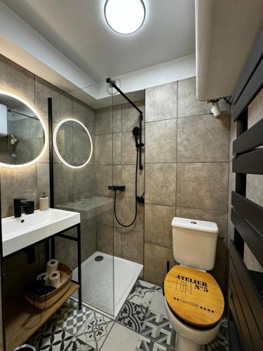 une salle de bain avec une douche, des toilettes et un lavabo dans l'établissement Le Studio de Léa, à Avignon