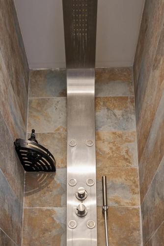 La salle de bains est pourvue d'une douche et d'un comptoir en acier inoxydable. dans l'établissement Saint-Mandrier - Vue Mer, Piscine & Sérénité, à Saint-Mandrier-sur-Mer