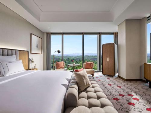 Postel nebo postele na pokoji v ubytování Swissôtel Nusantara