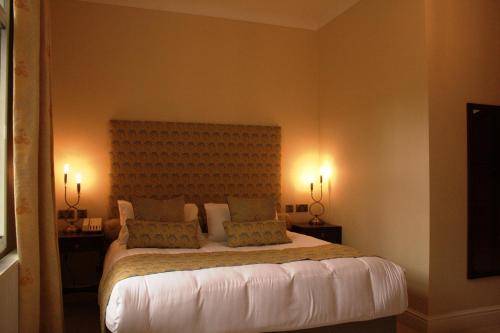 Best Western Plough and Harrow Hotelにあるベッド