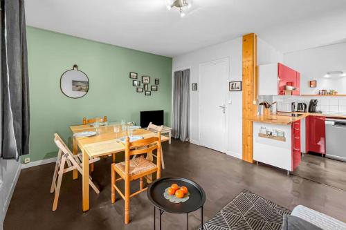 un salon avec une table et une cuisine dans l'établissement Bright apartment - near the beach, à Merville-Franceville-Plage