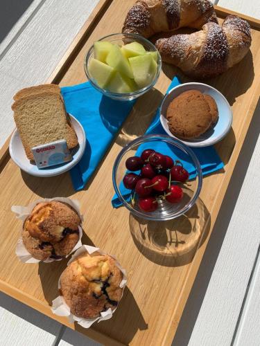 une table en bois avec du pain et divers types de nourriture dans l'établissement L'altra LulÍa, à Otrante