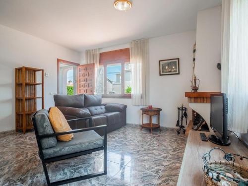 a living room with a couch and a television at Preciosa casa con un enorme jardín in El Vendrell