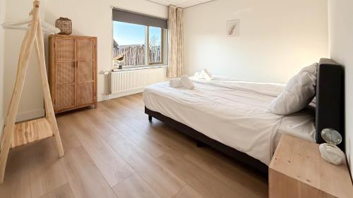 Ένα ή περισσότερα κρεβάτια σε δωμάτιο στο Duinbries by Droomvilla