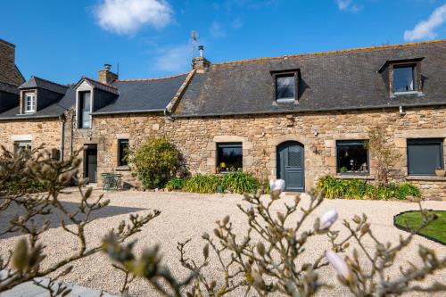 an external view of a stone house at Agapanthe & Salicorne - Maison d'hôtes, Chambres d'hôtes- in Pluduno
