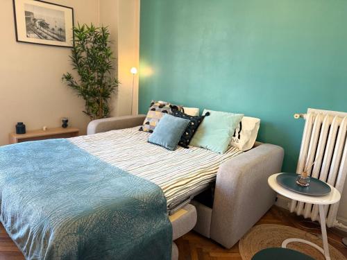 une chambre avec un lit avec des oreillers dessus dans l'établissement Studio Cosy Nice Centre ville, à Nice