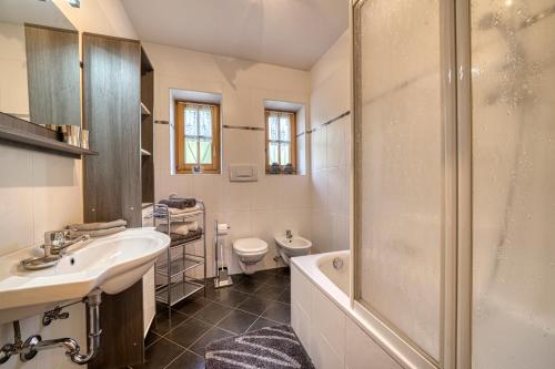 Bilik mandi di Feldhof Apartment Golden Delicious