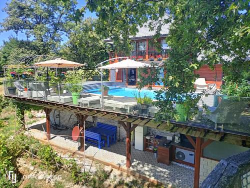 une maison avec une terrasse et une piscine dans l'établissement DUPLEX Sérénité du Sud, à Mechmont