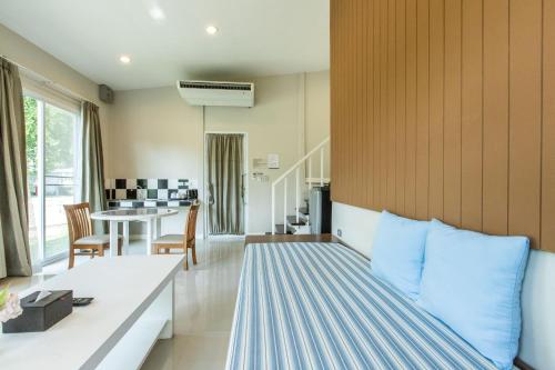 Postel nebo postele na pokoji v ubytování Bangsaen Heritage Hotel