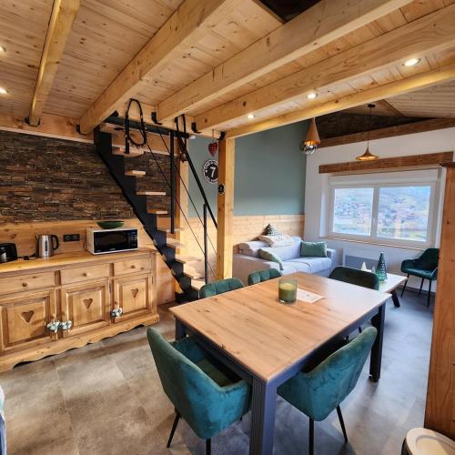 une cuisine et une salle à manger avec une table et des chaises dans l'établissement Studio Hautes Vosges, à La Bresse