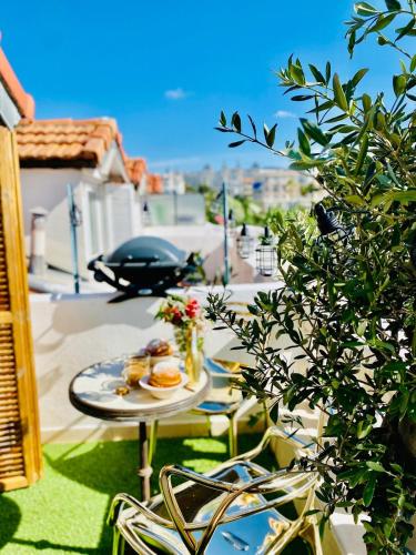 une table avec une assiette de nourriture sur un balcon dans l'établissement Nice Cimiez Little Studio Sea View, à Nice