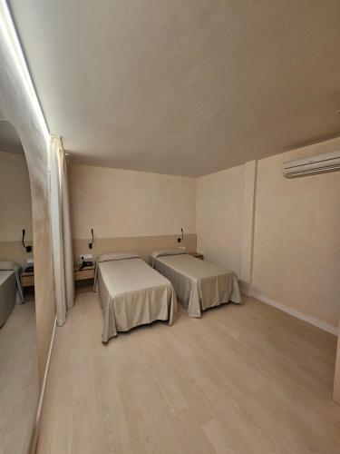 a bedroom with two beds in a room at El Globo in Valencia