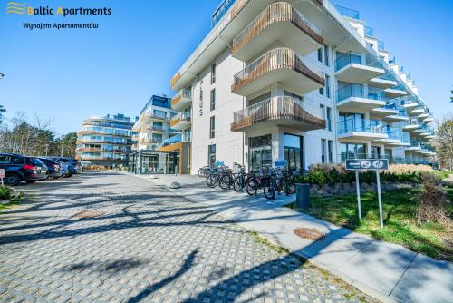 a building with bikes parked in front of it at Baltic Apartments - Albus in Świnoujście