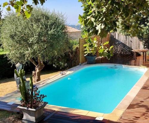 une grande piscine bleue dans une cour dans l'établissement Villa Provençale, à Gattières