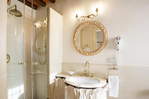 Un baño de Castello di Montemasso B&B